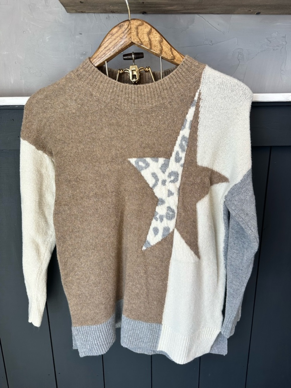 The Nines Boutique Gray Tan White Star Color block Super Soft Sweater‎ sz S